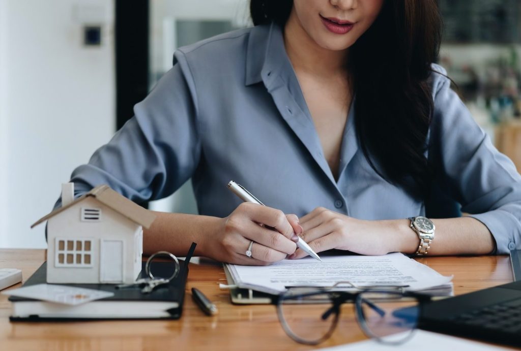 Rzeczoznawca majątkowy kobieta wycena wartości nieruchomości przy biurku, biuro wyceny