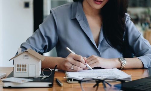 Rzeczoznawca majątkowy kobieta wycena wartości nieruchomości przy biurku, biuro wyceny